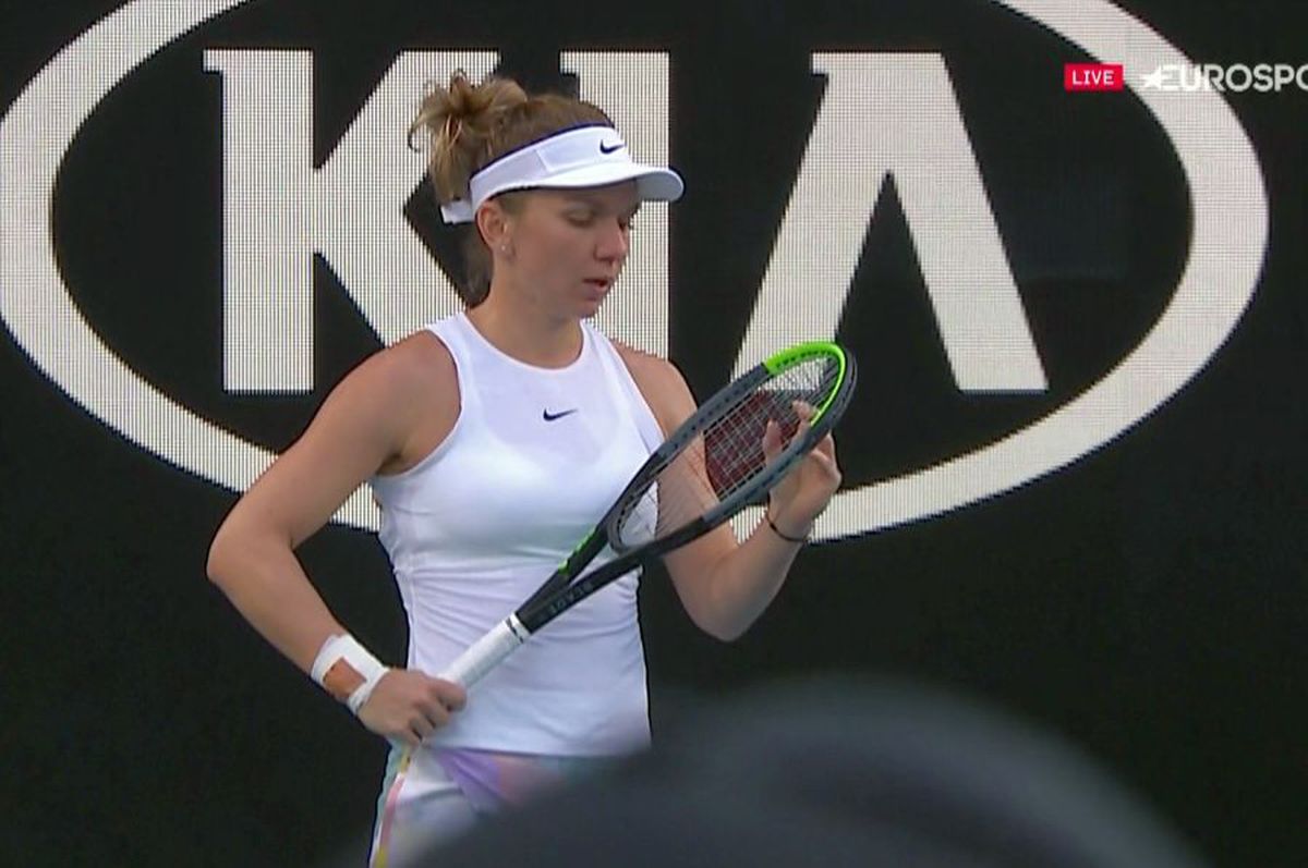 SIMONA HALEP LA AUSTRALIAN OPEN // Simona Halep, căzătură puternică în primul set cu Brady! A cerut intervenția medicului și acuză dureri în meci