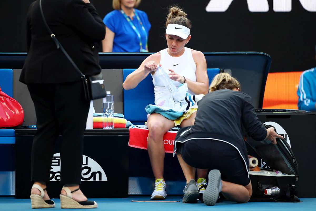 SIMONA HALEP LA AUSTRALIAN OPEN // Simona Halep, căzătură puternică în primul set cu Brady! A cerut intervenția medicului și acuză dureri în meci