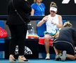 SIMONA HALEP LA AUSTRALIAN OPEN // Simona Halep, căzătură puternică în primul set cu Brady! A cerut intervenția medicului și acuză dureri în meci