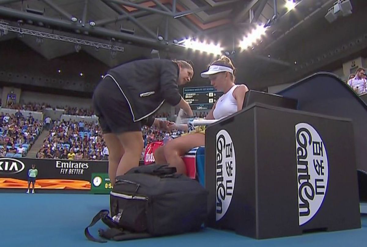 SIMONA HALEP LA AUSTRALIAN OPEN // Simona Halep, căzătură puternică în primul set cu Brady! A cerut intervenția medicului și acuză dureri în meci