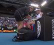 SIMONA HALEP LA AUSTRALIAN OPEN // Simona Halep, căzătură puternică în primul set cu Brady! A cerut intervenția medicului și acuză dureri în meci