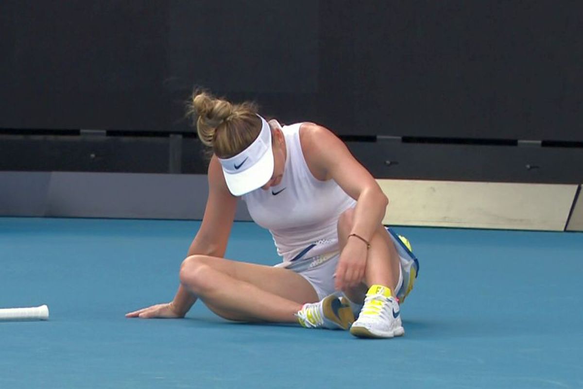 SIMONA HALEP LA AUSTRALIAN OPEN // Simona Halep, căzătură puternică în primul set cu Brady! A cerut intervenția medicului și acuză dureri în meci