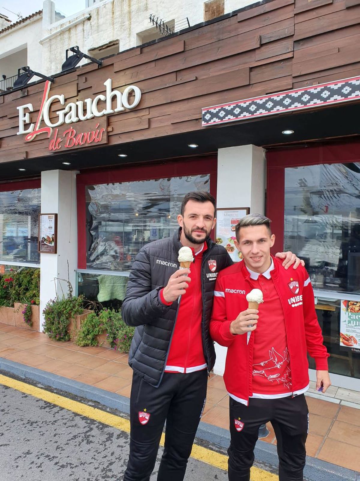 DINAMO // CORESPONDENȚĂ GSP DIN MARBELLA VIDEO + FOTO Dinamo, pe urmele starurilor: „Am auzit că și Ronaldo a venit cu yachtul aici! E diferență mare față de haosul de acasă”