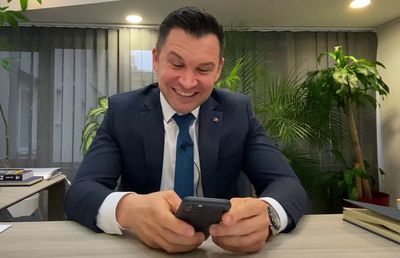 EXCLUSIV // VIDEO Moment neașteptat! Ionuț Stroe a pus mâna pe telefon în timpul discuției cu reporterii GSP: "Pot să verific cu SMS-ul pe care-l primesc de la bancă!"
