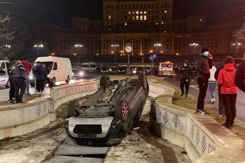 Trei mașini au plonjat în fântânile arteziene din Centrul Capitalei, într-o singură săptămână