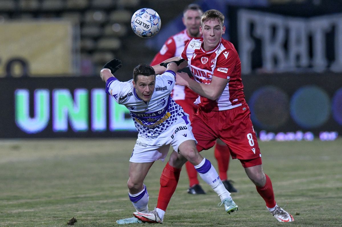 Gafă URIAŞĂ de arbitraj la Pitești: gol anulat ERONAT pentru Dinamo în repriza secundă!