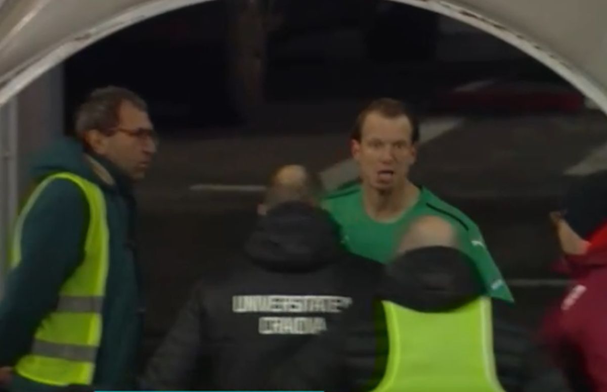 Scandal monstru după Botoșani - CSU Craiova » Arlauskis a făcut o criză de nervi și a fost cu greu ținut să nu sară la bătaie!