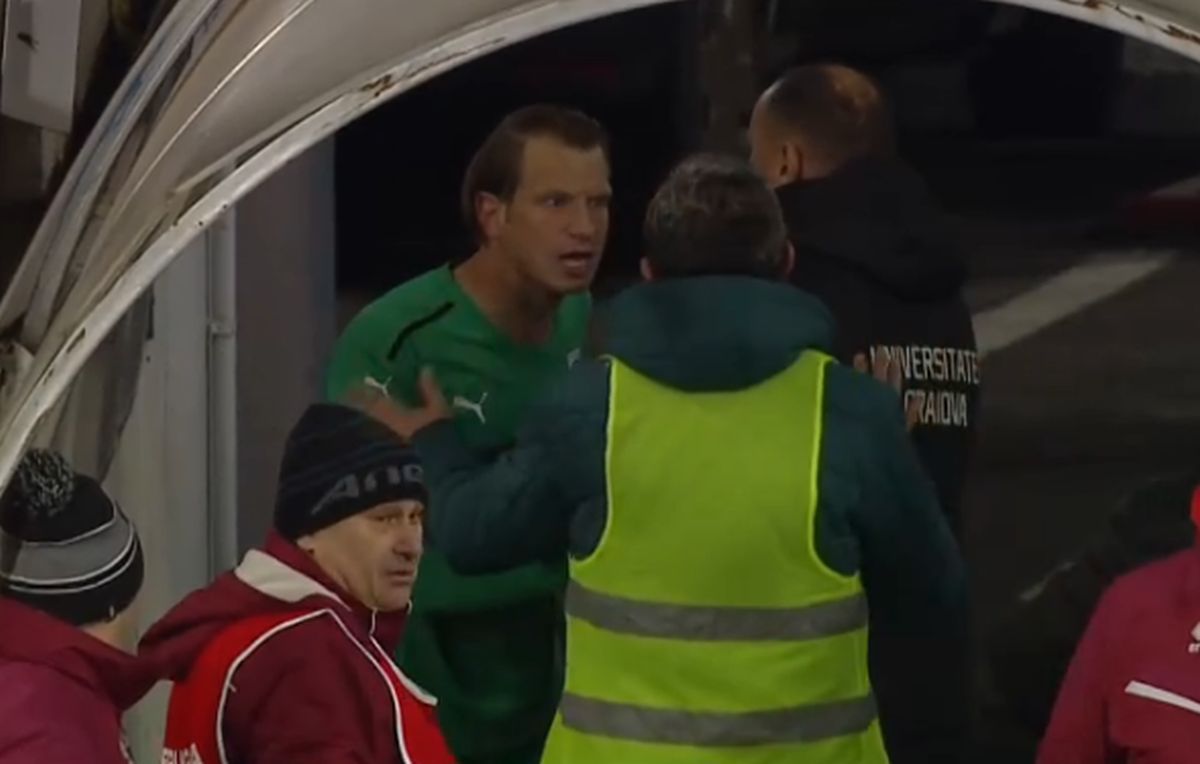 Scandal monstru după Botoșani - CSU Craiova » Arlauskis a făcut o criză de nervi și a fost cu greu ținut să nu sară la bătaie!