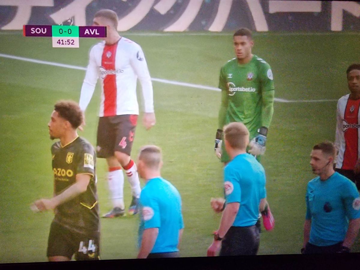 Imagini SF în Anglia » Meci de Premier League, întrerupt timp de 10 minute: „Din motive de siguranță”