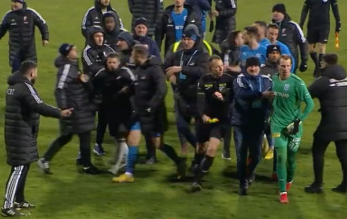 Scandal monstru după Botoșani - CSU Craiova » Arlauskis a făcut o criză de nervi și a fost cu greu ținut să nu sară la bătaie!