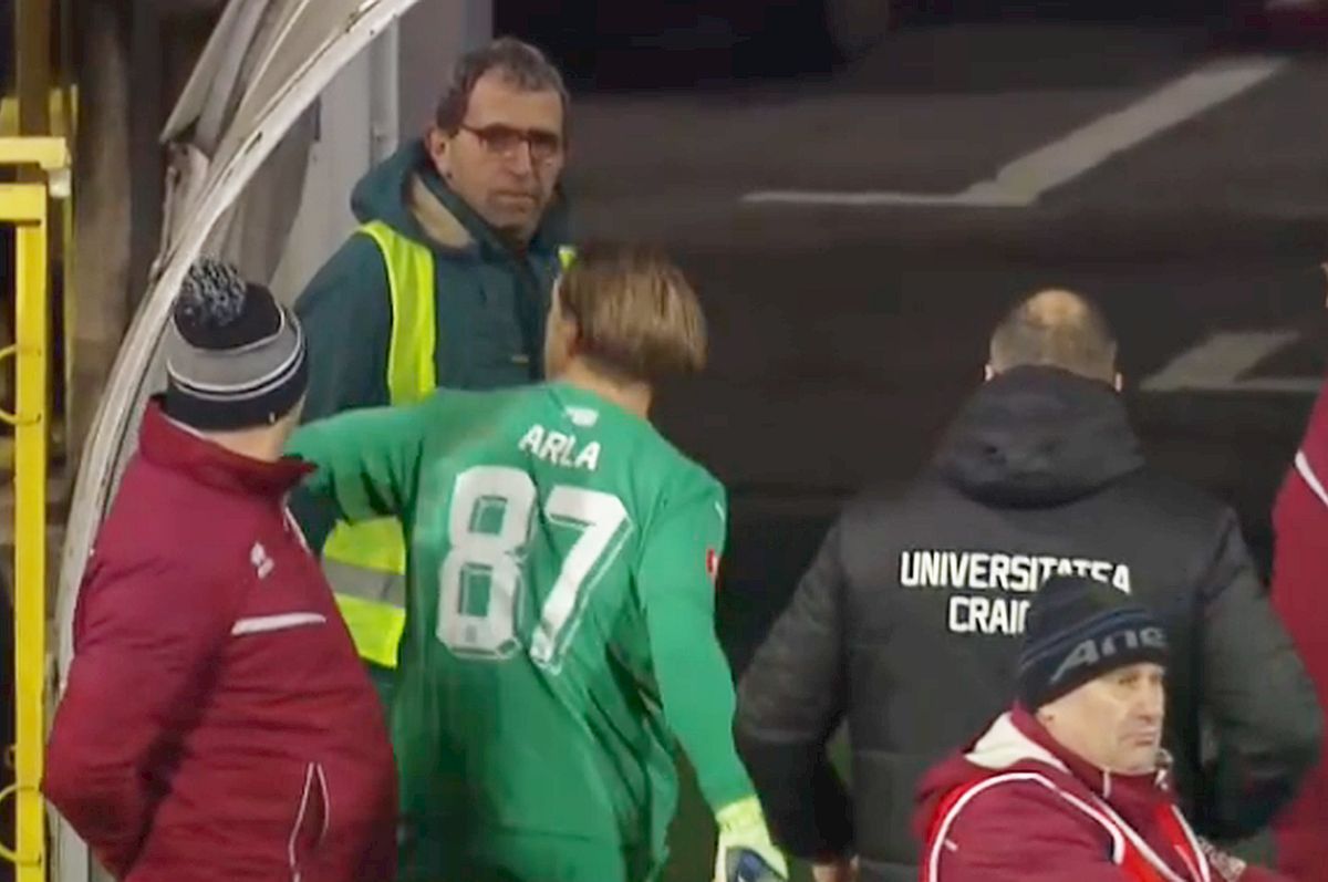 Scandal monstru după Botoșani - CSU Craiova » Arlauskis a făcut o criză de nervi și a fost cu greu ținut să nu sară la bătaie!