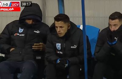 Imagini inedite la CSU Craiova » Antrenor cu căști și jucător pe telefon + Reacție ironică în studio: „Mi se pare foarte interesat de meci”