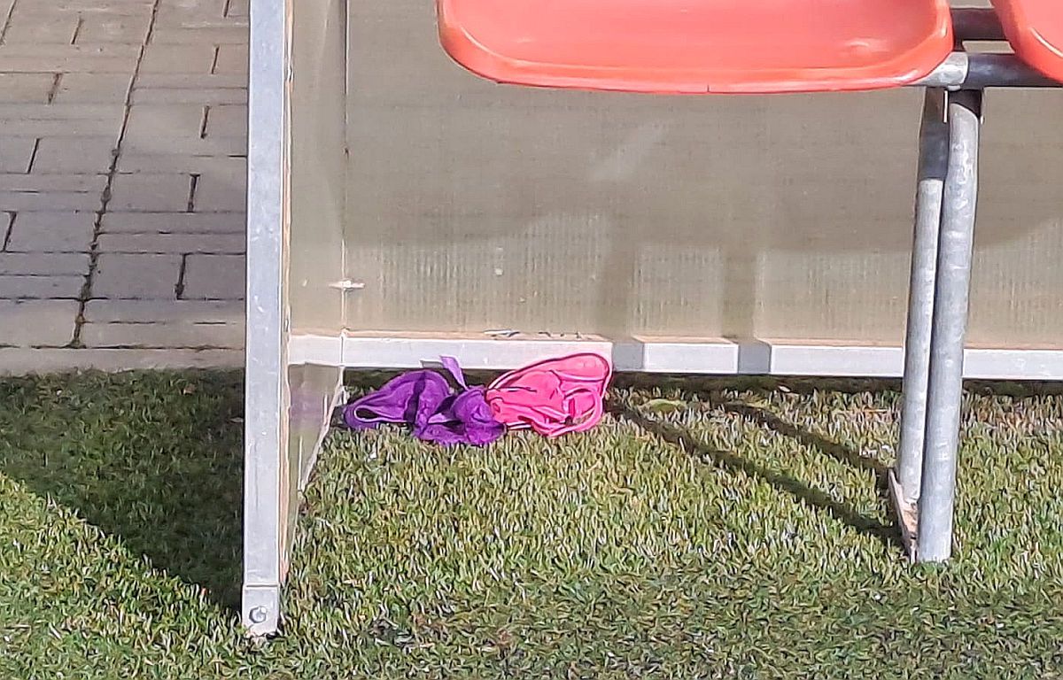 Vali Lazăr, gest ciudat în amicalul cu Dinamo! A aruncat cu chiloți către banca lui Burcă: „Luați! Să-i dați lui Mister” » Schimb de replici cu fostul antrenor