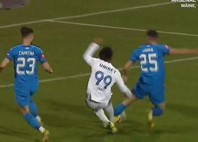 Epic fail la Botoșani » A vrut să dea gol, dar și-a lovit serios adversarul
