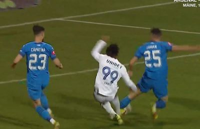 Epic fail la Botoșani » A vrut să dea gol, dar și-a lovit serios adversarul