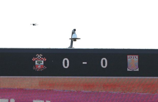 Imagini SF în Anglia » Meci de Premier League, întrerupt timp de 10 minute: „Din motive de siguranță”