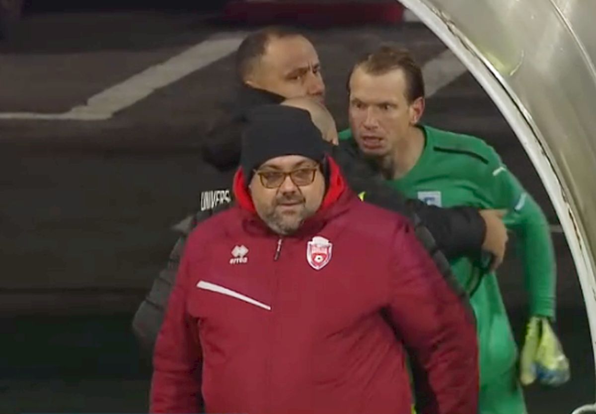 Scandal monstru după Botoșani - CSU Craiova » Arlauskis a făcut o criză de nervi și a fost cu greu ținut să nu sară la bătaie!