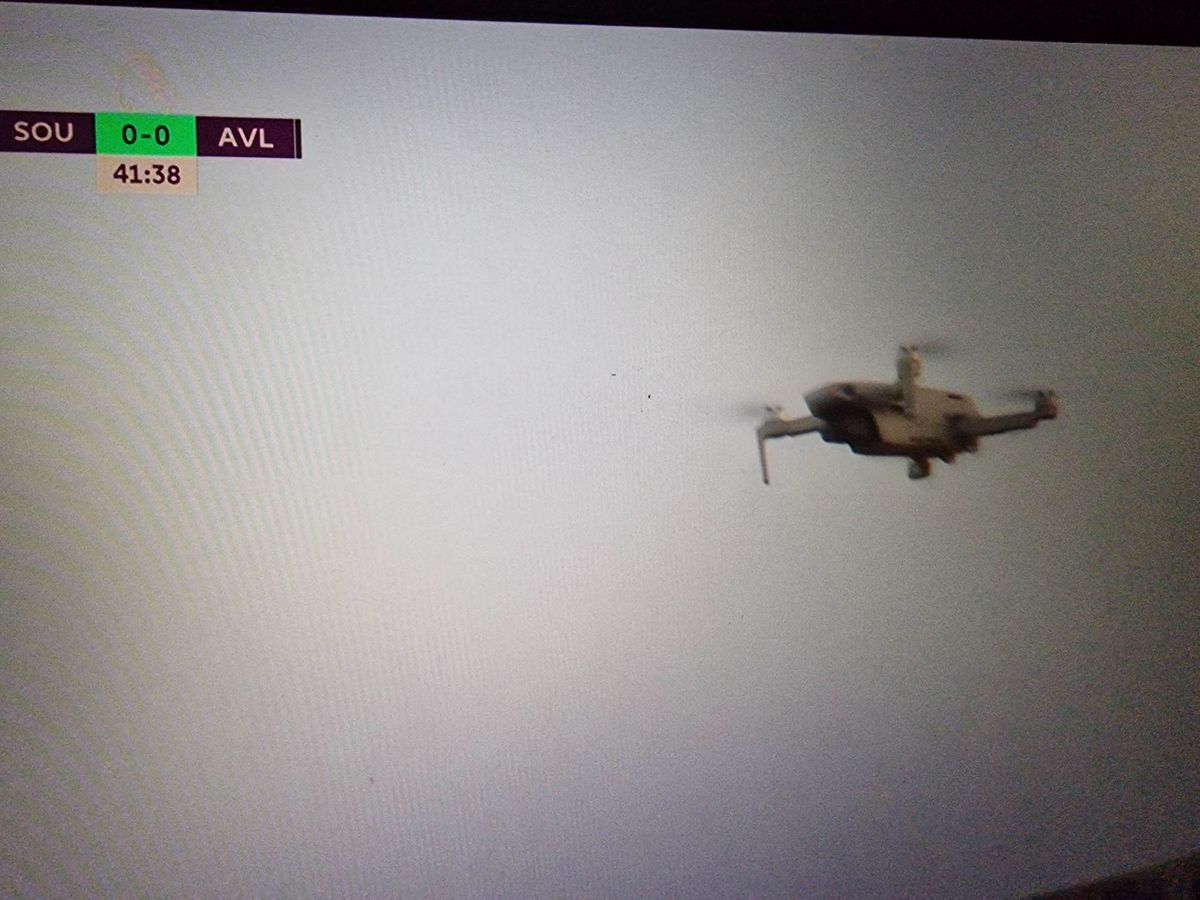 Imagini SF în Anglia » Meci de Premier League, întrerupt timp de 10 minute: „Din motive de siguranță”