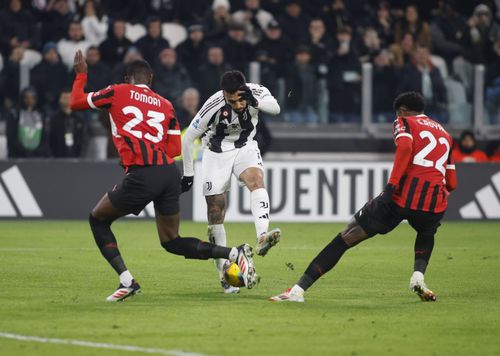 Fikayo Tomori (stânga), alături de Emerson Royal, în meciul din Serie A pierdut de rossoneri contra lui Juventus / Foto: Imago