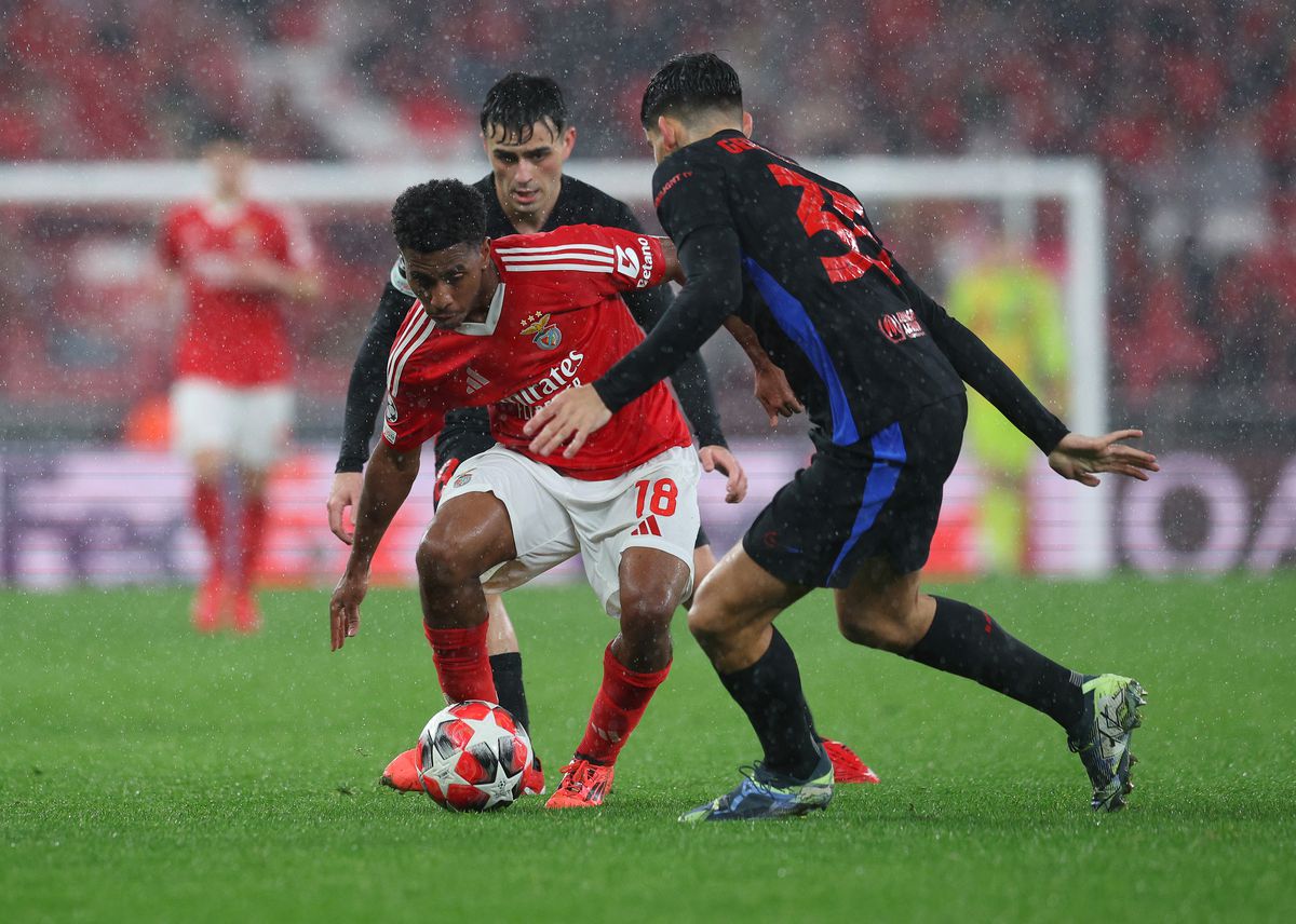 Moment curios la Liverpool » Arne Slot și-a început conferința lăudând arbitrul care a stârnit un imens scandal în Benfica - Barcelona: „De când lucrez în fotbal...”