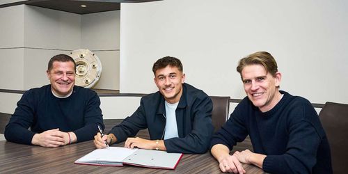 Tom Bischof, 19 ani, în centru, a semnat cu Bayern pe 4 sezoane / Foto: FC Bayern Munchen