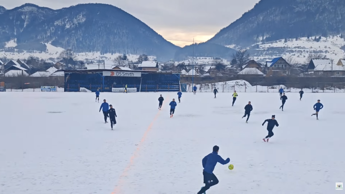 Meci într-un decor pitoresc în România » Gazon acoperit de zăpadă, minge verde și munți de jur-împrejur
