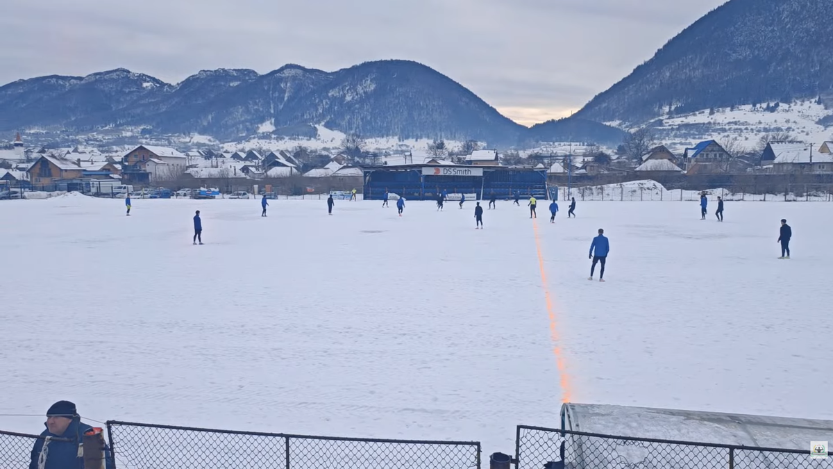Meci într-un decor pitoresc în România » Gazon acoperit de zăpadă, minge verde și munți de jur-împrejur