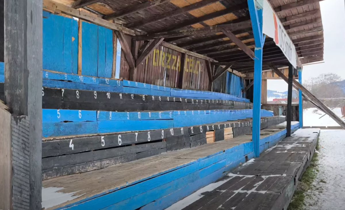 Meci într-un decor pitoresc în România » Gazon acoperit de zăpadă, minge verde și munți de jur-împrejur