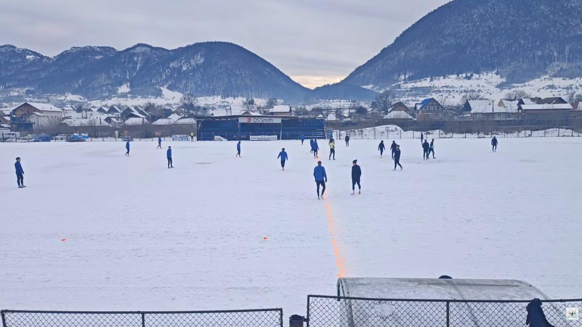 Meci într-un decor pitoresc în România » Gazon acoperit de zăpadă, minge verde și munți de jur-împrejur