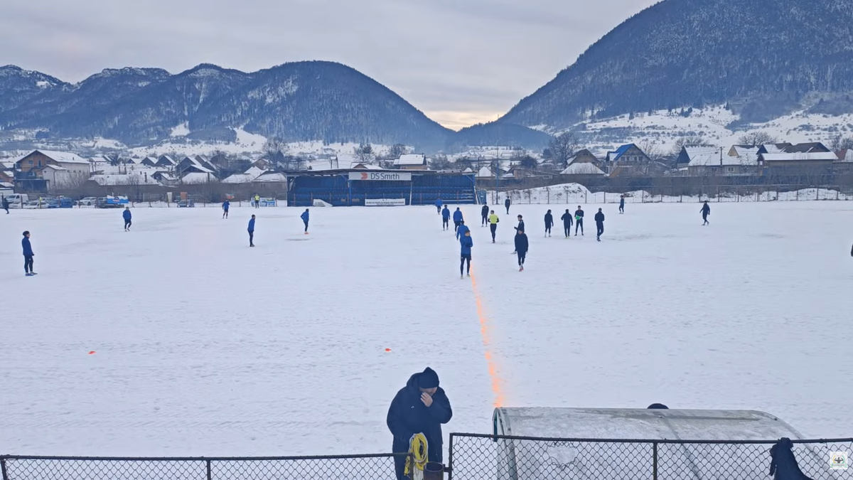 Meci într-un decor pitoresc în România » Gazon acoperit de zăpadă, minge verde și munți de jur-împrejur