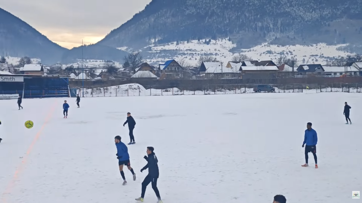 Meci într-un decor pitoresc în România » Gazon acoperit de zăpadă, minge verde și munți de jur-împrejur