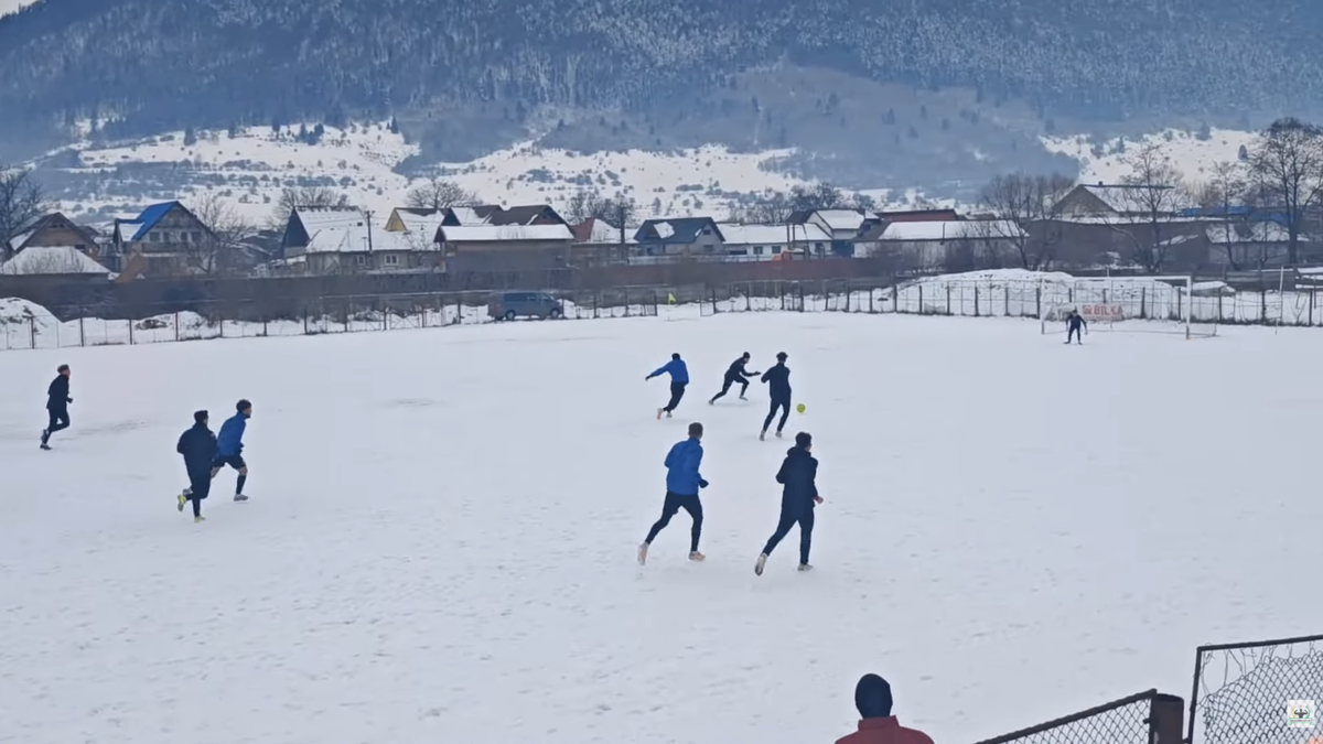 Meci într-un decor pitoresc în România » Gazon acoperit de zăpadă, minge verde și munți de jur-împrejur