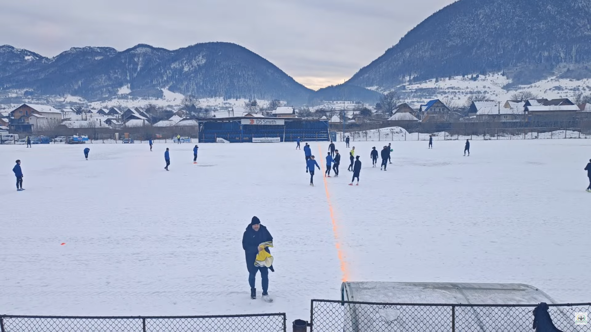 Meci într-un decor pitoresc în România » Gazon acoperit de zăpadă, minge verde și munți de jur-împrejur
