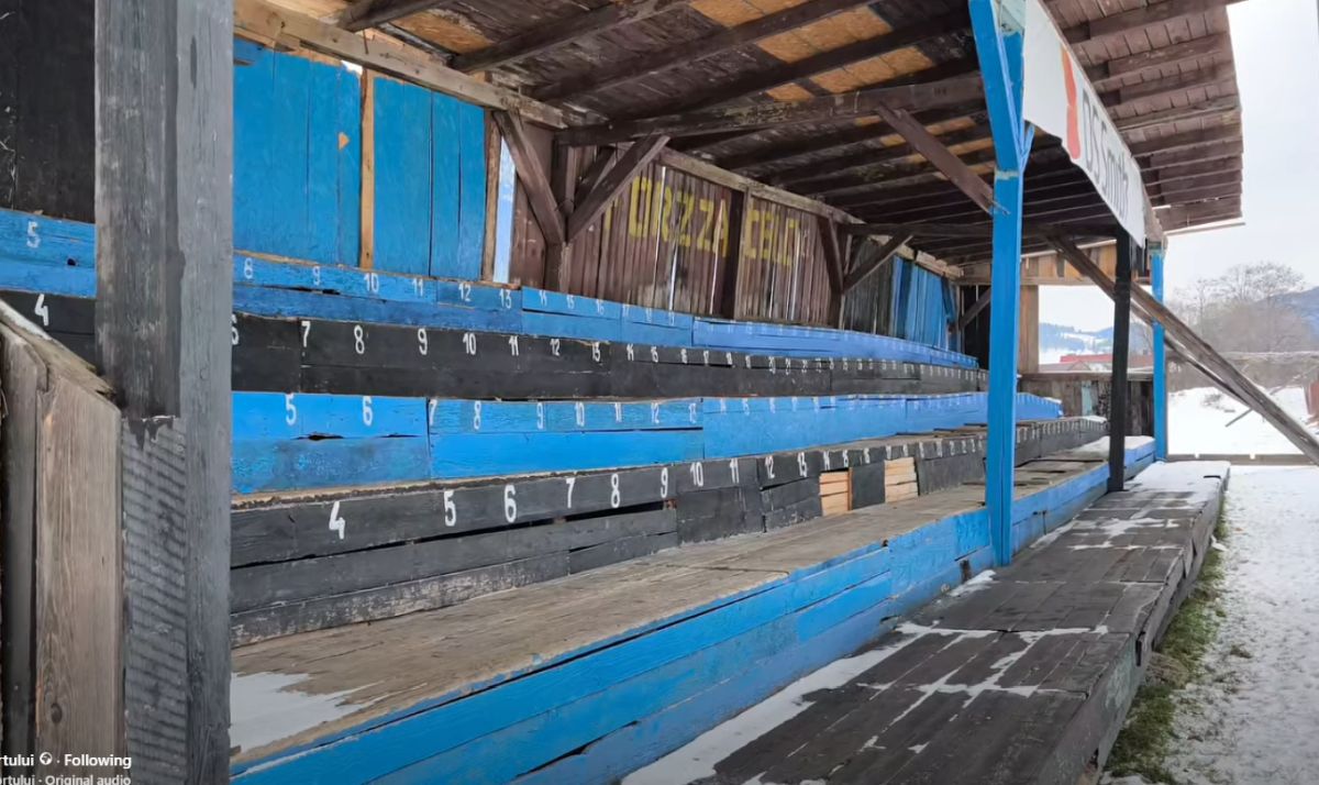 Meci într-un decor pitoresc în România » Gazon acoperit de zăpadă, minge verde și munți de jur-împrejur