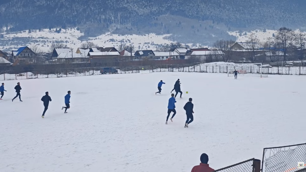 Meci într-un decor pitoresc în România » Gazon acoperit de zăpadă, minge verde și munți de jur-împrejur