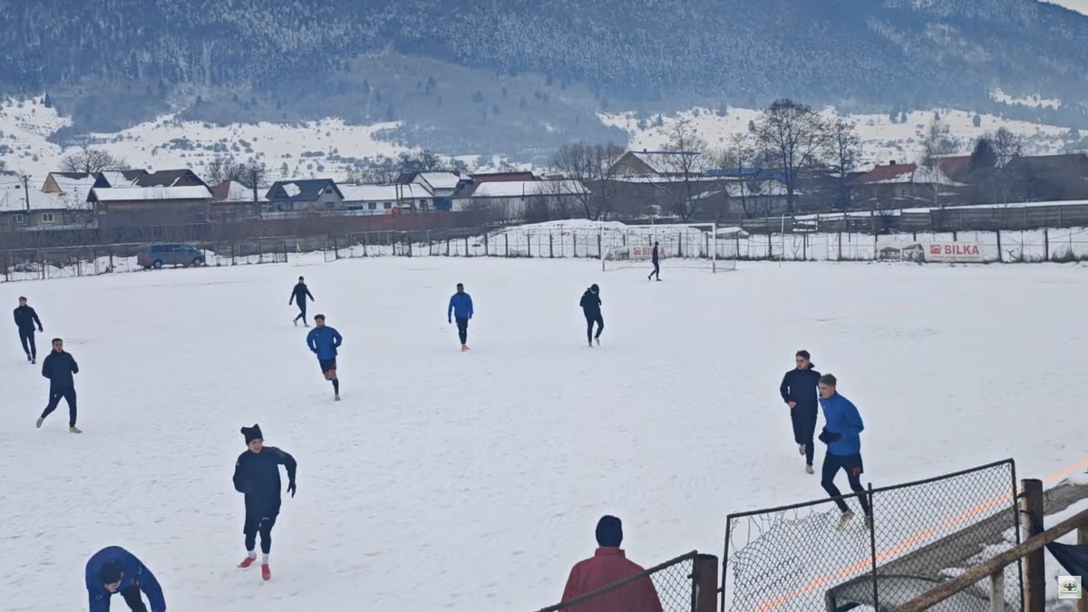 Meci într-un decor pitoresc în România » Gazon acoperit de zăpadă, minge verde și munți de jur-împrejur