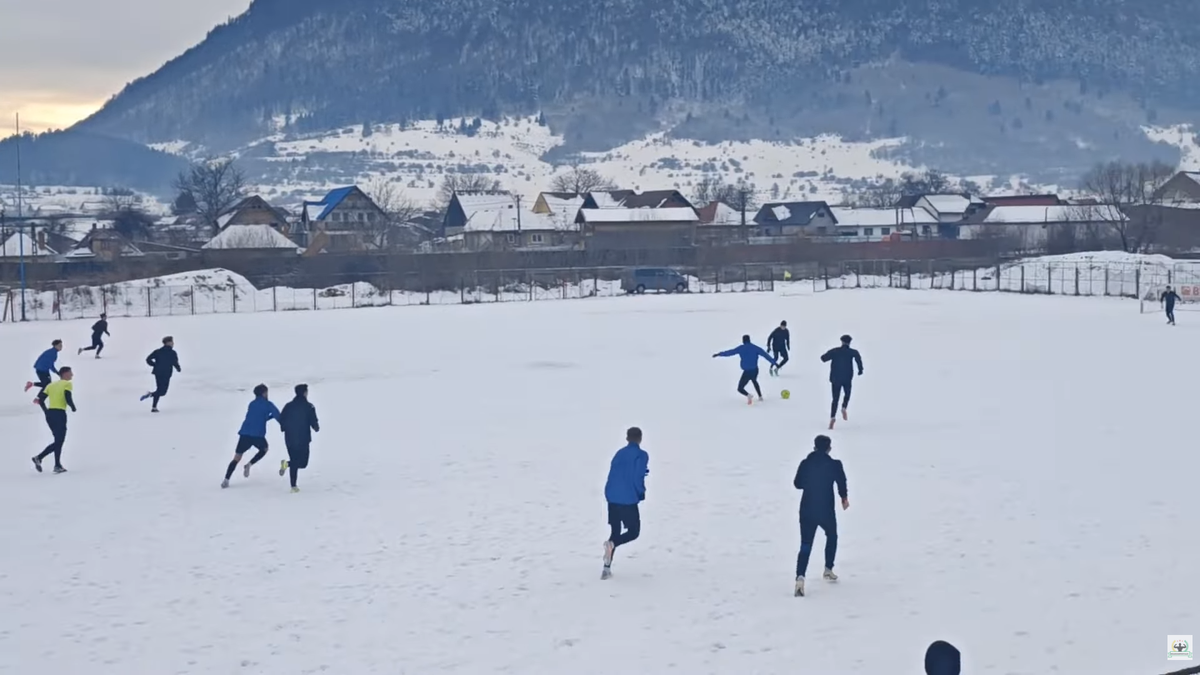Meci într-un decor pitoresc în România » Gazon acoperit de zăpadă, minge verde și munți de jur-împrejur