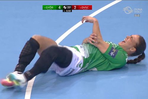 Helena Elver a suferit o entorsă la cotul stâng. Foto: Captură mediaklikk.hu