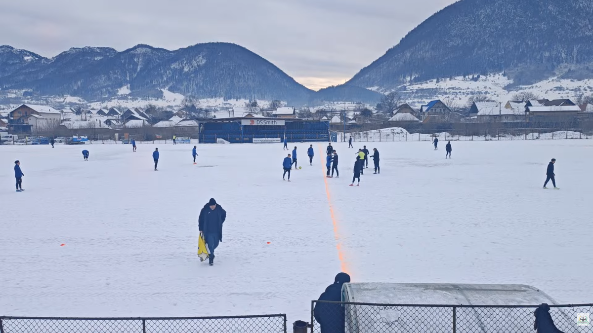 Meci într-un decor pitoresc în România » Gazon acoperit de zăpadă, minge verde și munți de jur-împrejur