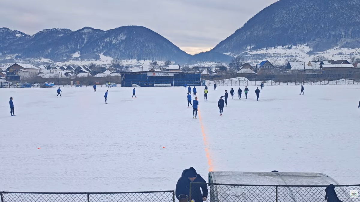 Meci într-un decor pitoresc în România » Gazon acoperit de zăpadă, minge verde și munți de jur-împrejur