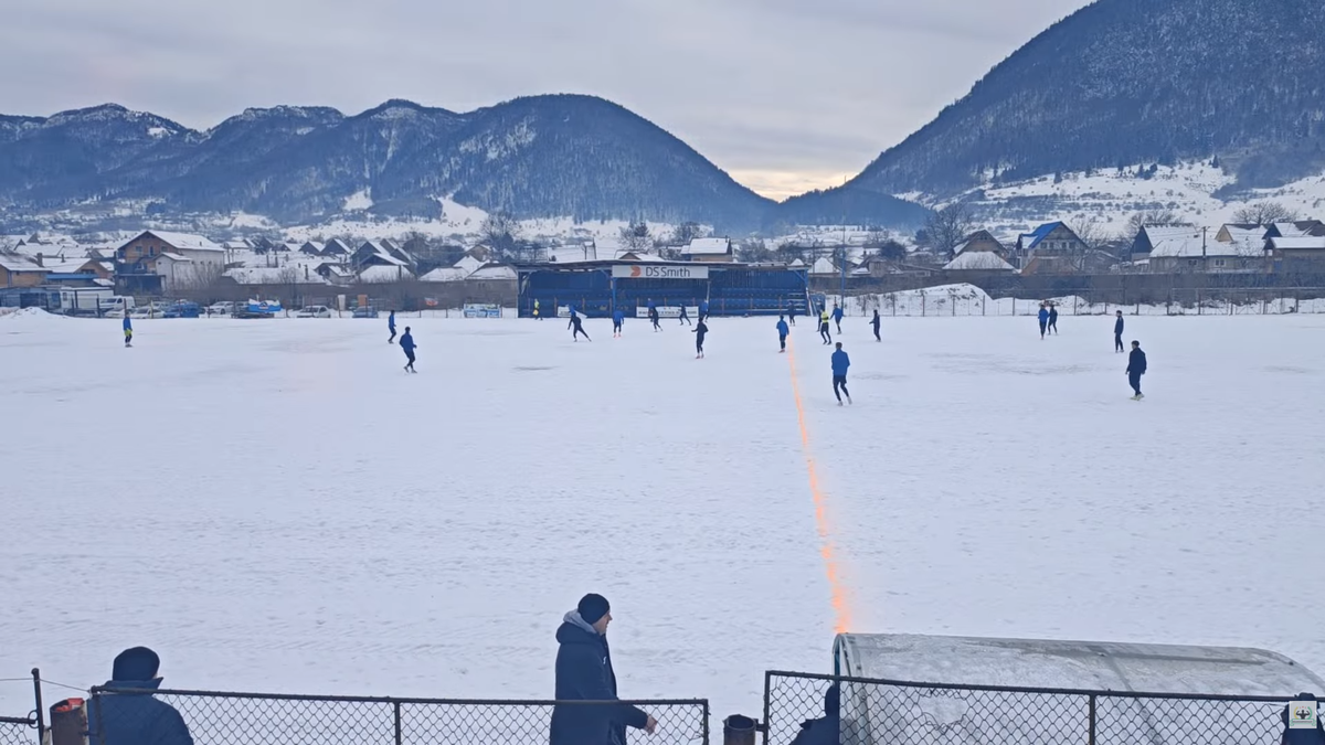 Meci într-un decor pitoresc în România » Gazon acoperit de zăpadă, minge verde și munți de jur-împrejur
