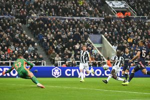 Newcastle - PSV, cu Dennis Man titular » Gol în minutul 8