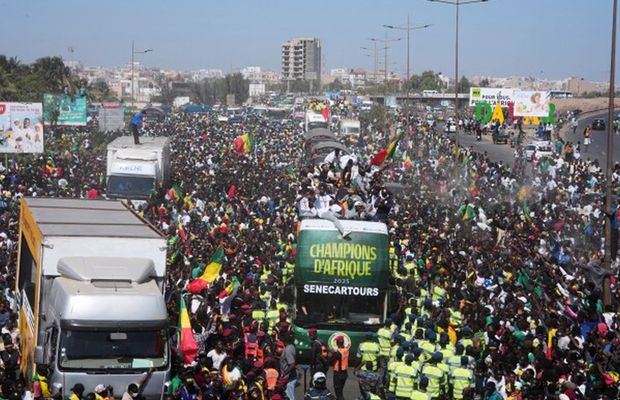 Imaginile bucuriei » Senegalezii au sărbătorit în stradă triumful de la Cupa Africii