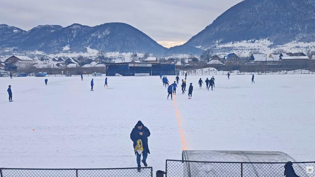 Meci într-un decor pitoresc în România » Gazon acoperit de zăpadă, minge verde și munți de jur-împrejur