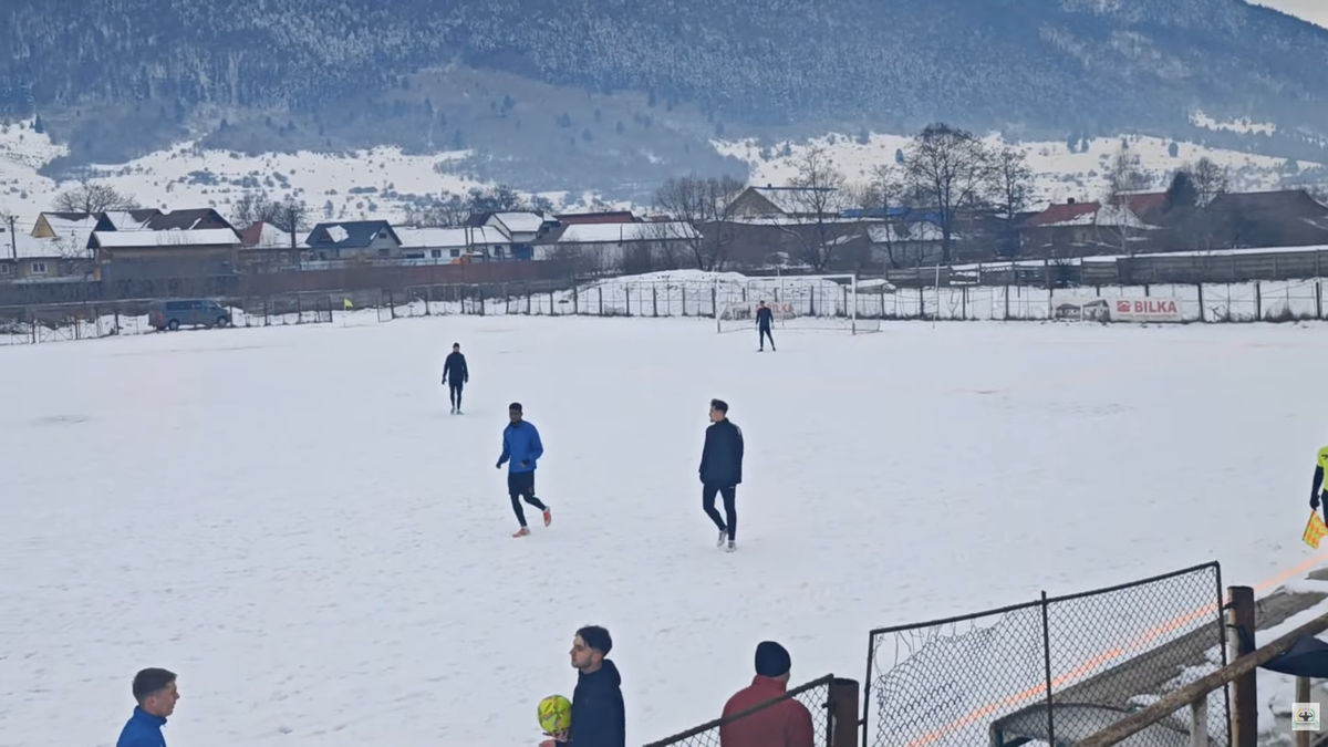 Meci într-un decor pitoresc în România » Gazon acoperit de zăpadă, minge verde și munți de jur-împrejur