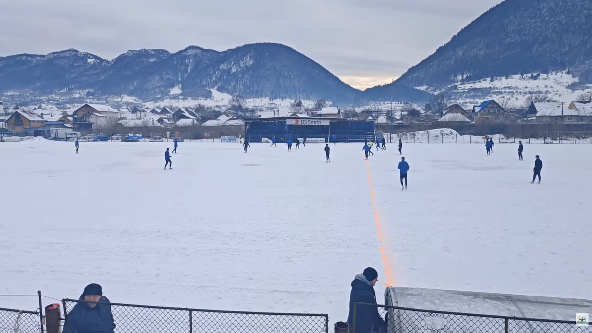 Meci într-un decor pitoresc în România » Gazon acoperit de zăpadă, minge verde și munți de jur-împrejur