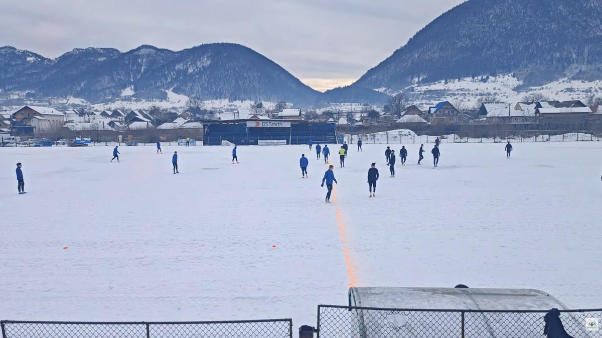 Meci într-un decor pitoresc în România » Gazon acoperit de zăpadă, minge verde și munți de jur-împrejur
