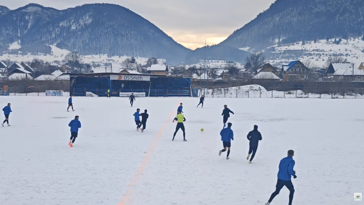 Meci într-un decor pitoresc în România » Gazon acoperit de zăpadă, minge verde și munți de jur-împrejur