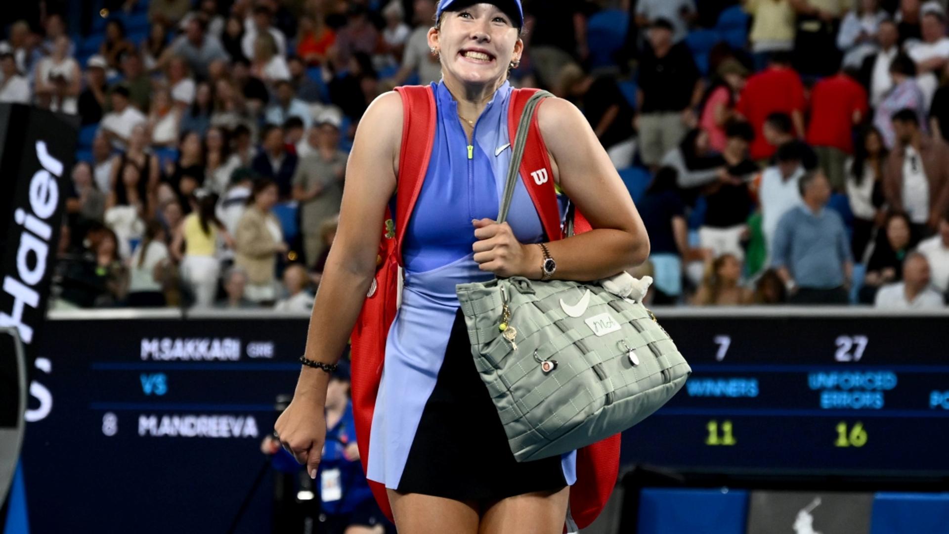 Mirra Andreeva în timpul unui meci la Australian Open, pregătindu-se să joace împotriva Gabrielei Ruse, concentrată și agresivă pe teren. | sursa foto: Gazeta Sporturilor Mirra Andreeva în timpul unui meci la Australian Open, pregătindu-se să joace împotriva Gabrielei Ruse, concentrată și agresivă pe teren. | sursa foto: Gazeta Sporturilor