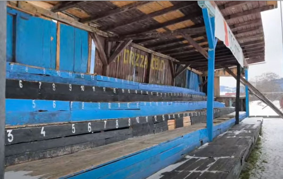 Meci într-un decor pitoresc în România » Gazon acoperit de zăpadă, minge verde și munți de jur-împrejur